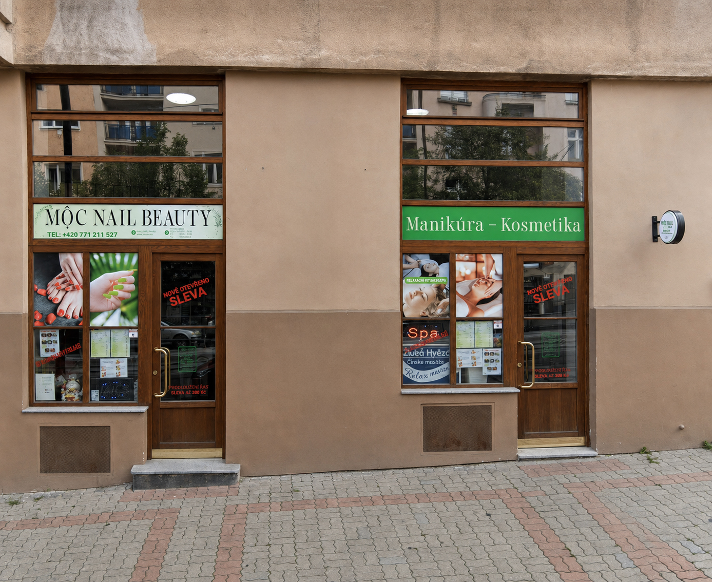 Vstupní výloha salonu Moc Nails na Táborské ulici v Praze